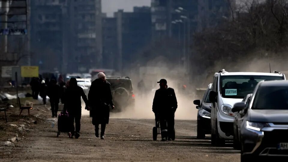 Ежедневно гибнет. Бандит 2022. Расстрелянные люди на Украине. Мариуполь фото последние дни. Человек с оружием в городе.