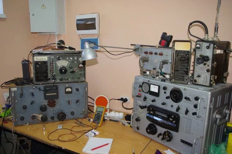 Радиостанция р-809м2. Приемник Крот rz3cc. Радиорубка радиолюбителя. Техника радиолюбителей.