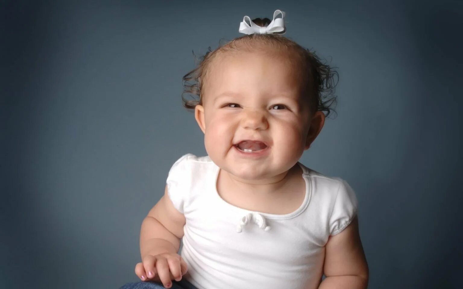 Радостные детские лица. Первые эмоции. Радостные эмоции. Эмоция радость. Первые эмоции.