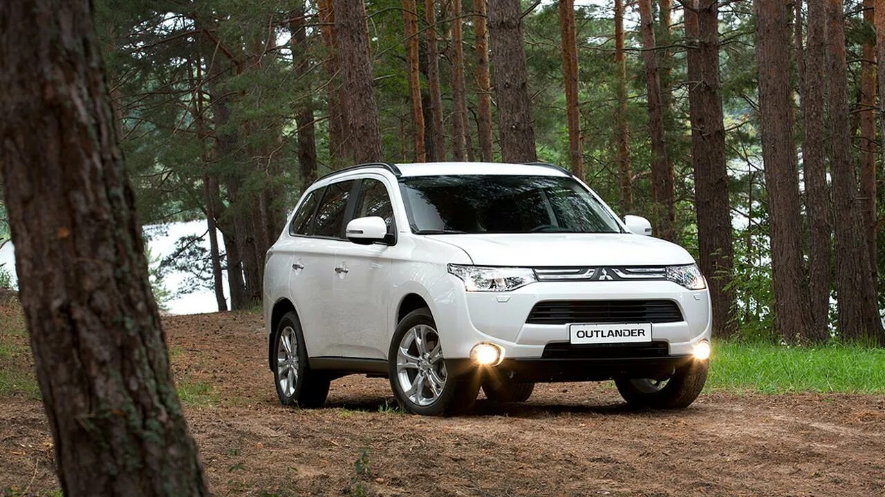 Outlander перевод. Тест драйв Mitsubishi Outlander. Митсубиси внедорожник 2018. Внедорожники Митсубиси 2020. Outlander тест драйв 3 поколение.