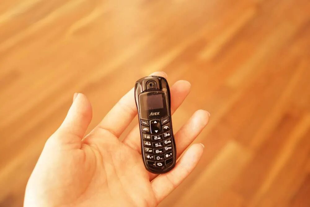 Фотография маленького телефона. Маленький мобильный телефон. Самый маленький мобильник. Мини сотовый телефон. Маленькие Сотовые телефоны кнопочные.