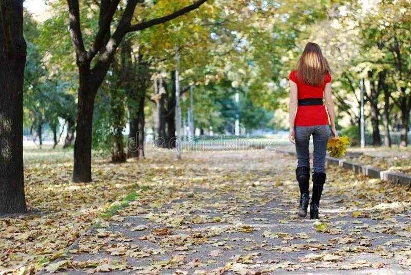 Девушка гуляет в парке. Девочка гуляет в парке. Женщина гуляет по парку. Девушка гуляет по парку.