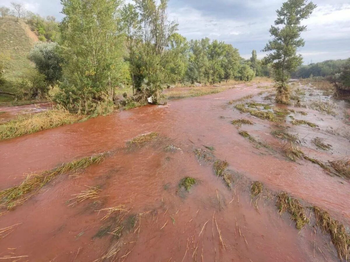 Река окрасилась в красный. Вода река. Река Ингулец. Река с красной водой. Река рог