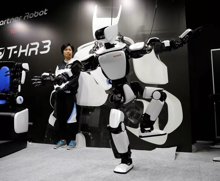 Lego mindstorms движение по черной линии. Промышленный робот fanuc m-2000. Движение двух роботов. Датчик цвета lego mindstorms ev3. Человекоподобные роботы в японии.