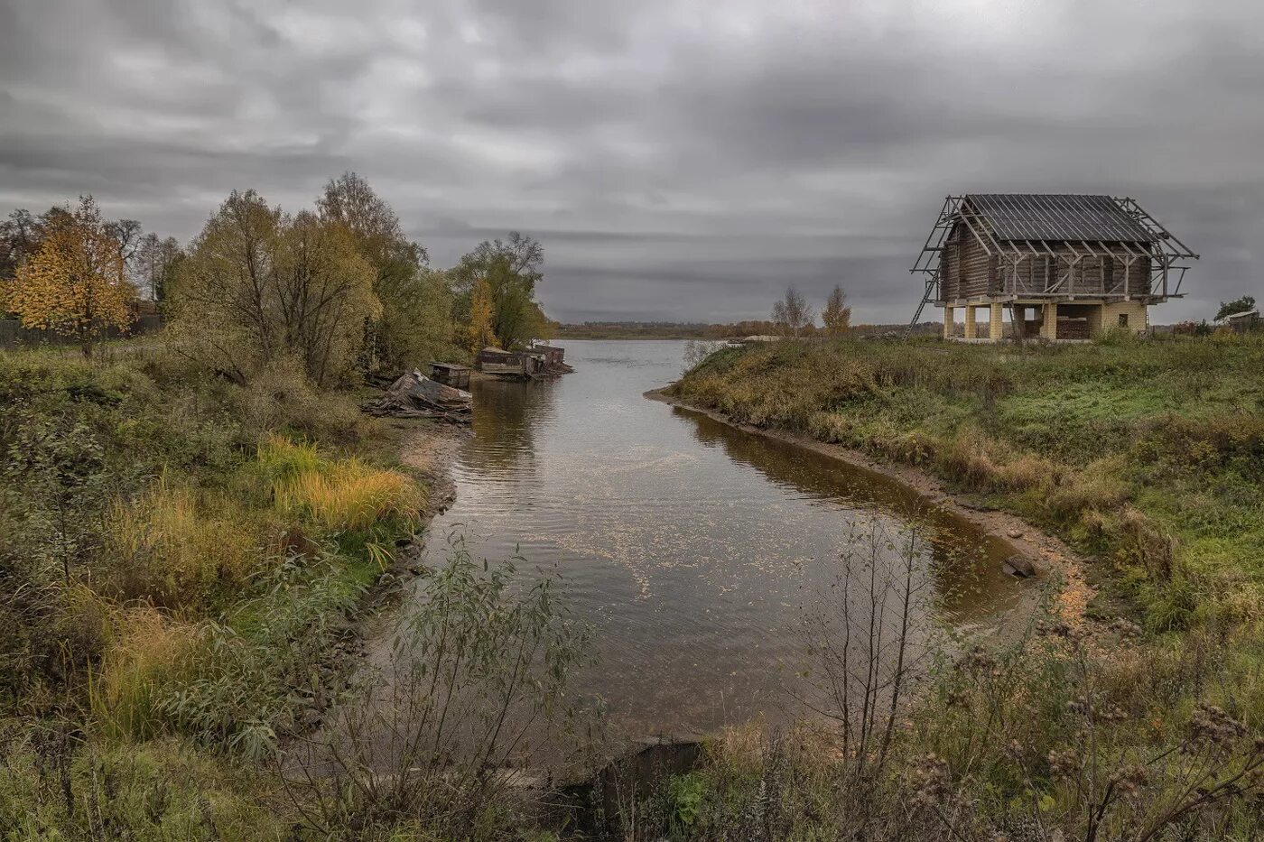 Ну все заводи. Заводь. Речные заводи. Заводь фото. Углич окраины.