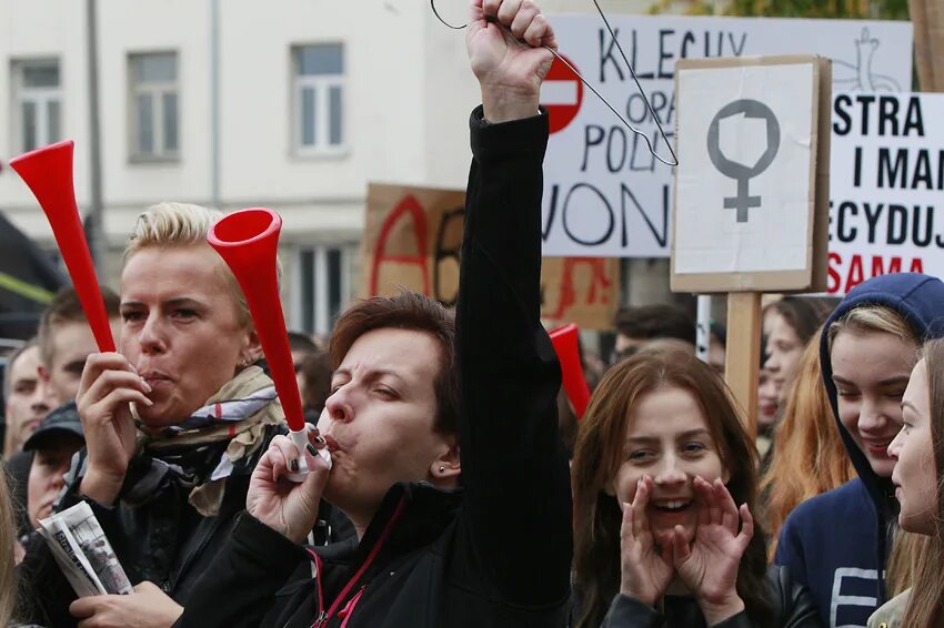 Протесты жен. Запрет на аборт в польше протест. митинги в польше. протесты в польше. женщины бастуют.