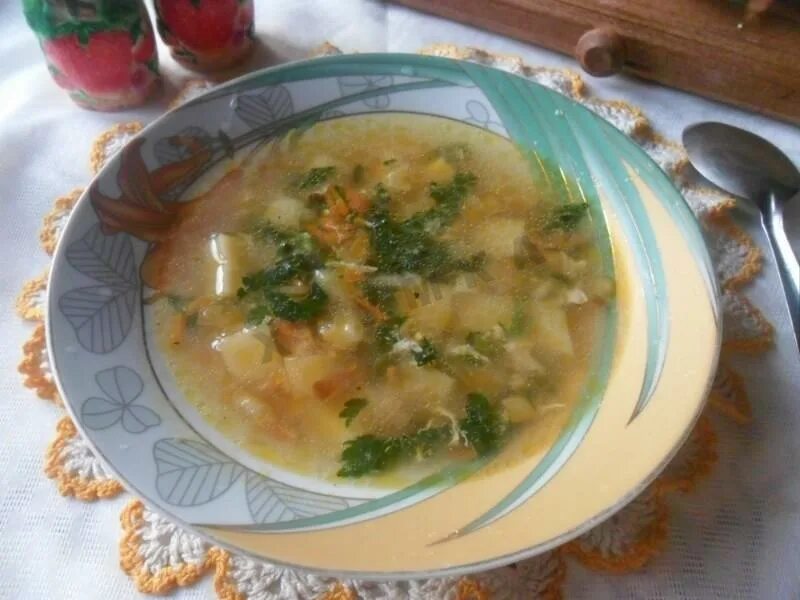 Суп из крапивы рецепт с мясом. Суп с крапивой. суп с крапивой и яйцом. суп мясной с крапивой. суп из крапивы с яйцом и картофелем.