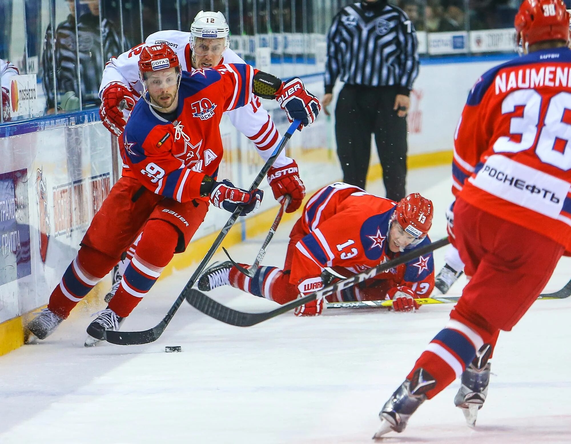 Bandy хоккей с мячом. Хоккей фрагмент. Шайба для хоккея. Защитники хоккея защитники хоккей. Хоккеист с клюшкой.
