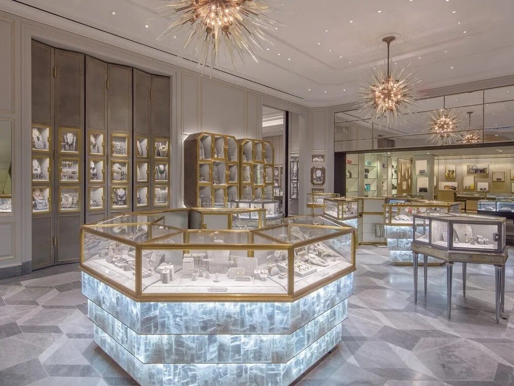 Ювелирный магазин внутри. Центры ювелирных украшений. Ювелирный на курской голден гросс. Интерьер ювелирного магазина. Интерьер ювелирного магазина.