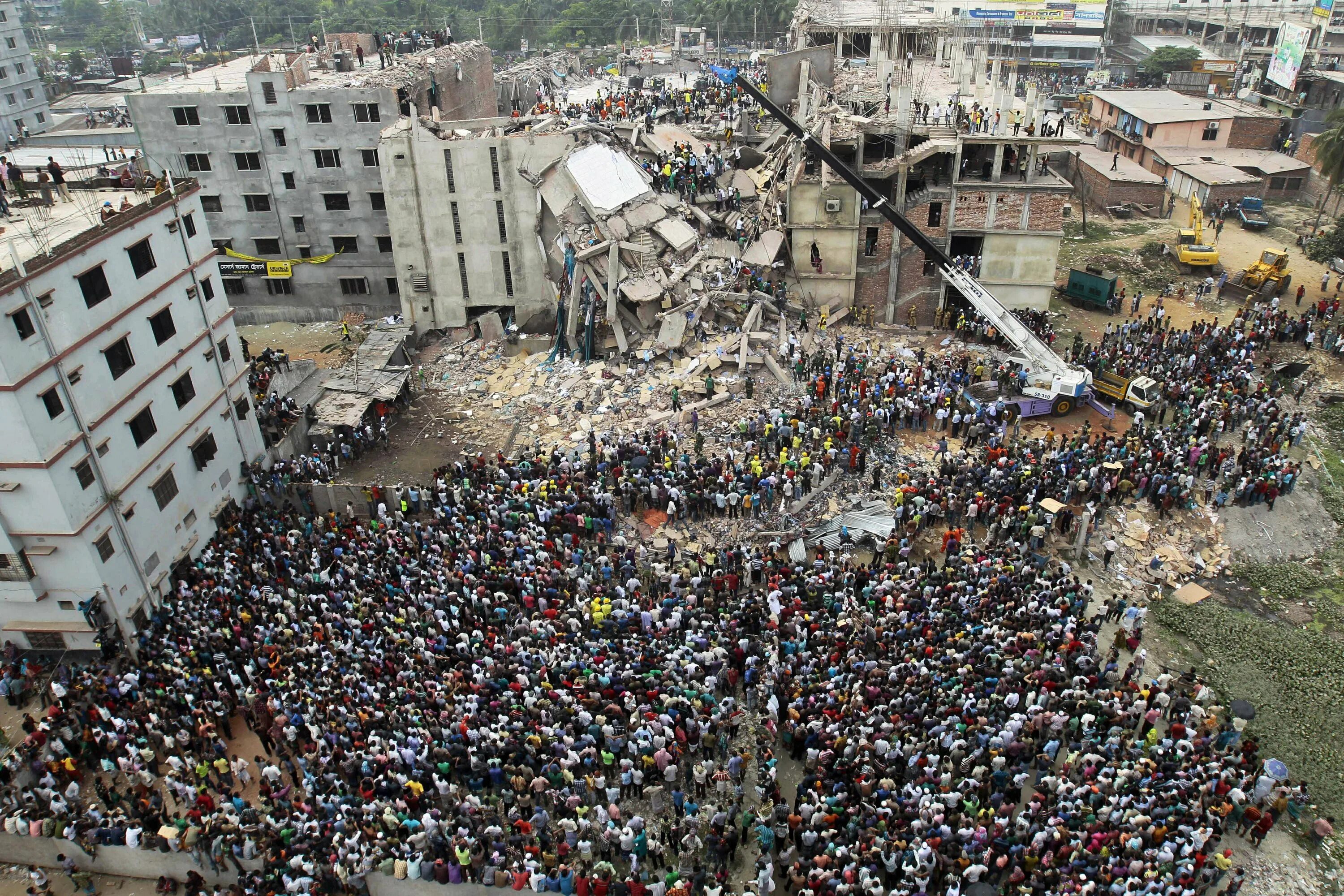 24 апреля 2013. Бангладеш столица Дакка. Здание Rana Plaza, Савар, Бангладеш, 24 апреля. Дакка Бангладеш перенаселение. Обрушения фабрики Rana Plaza в 2013 году.