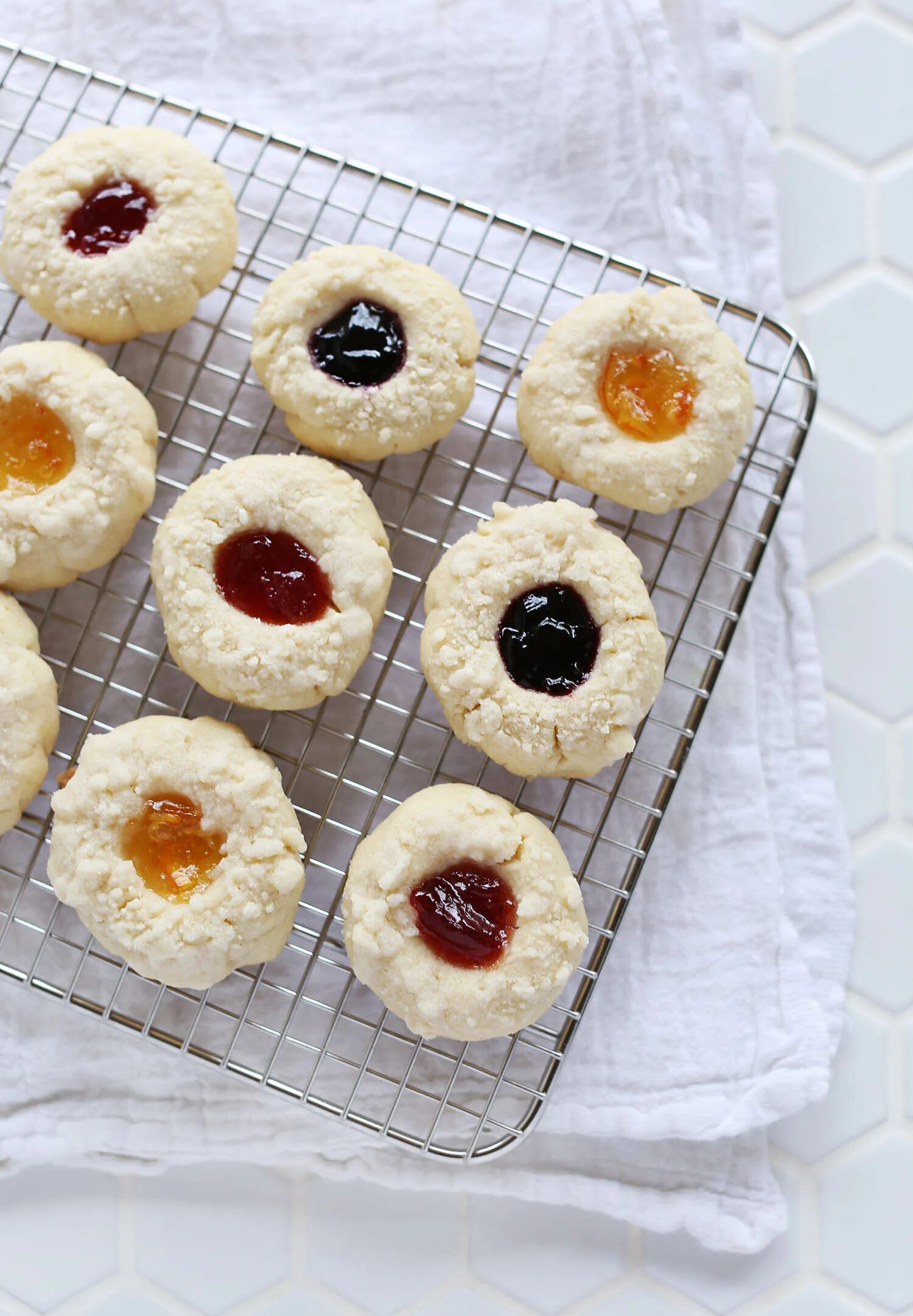 песочное печенье с вареньем и крошкой. пирожные с джемом. песочное печенье кукис. печенье с вареньем. песочное печенье с вареньем.