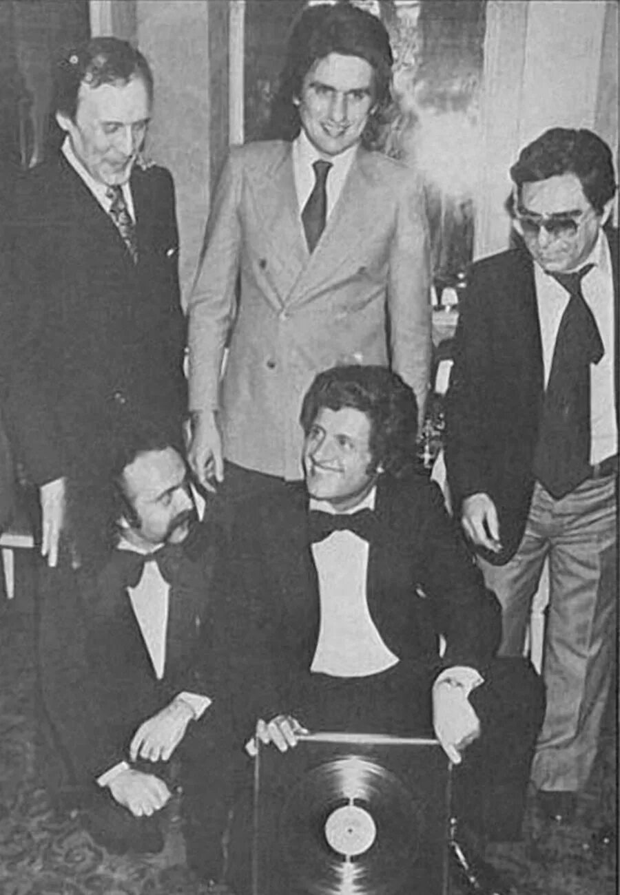 Джо дассен песни тото кутуньо. Джо дассен бабье лето. Dassin and toto cutugno. Дассен и кутуньо. Тото кутуньо и джо дассен.