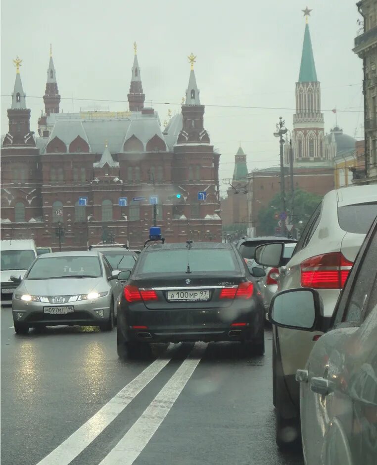Кремлевские номера. Автомобиль с мигалкой. Машины Кремля. Кремлевские номера машин. Машины в Москве.
