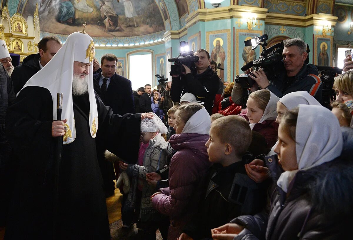 Неопалимая купина в казанском санкт петербург. Благовещенск собор в калуге. Святые руси. Священник служит водосвятный молебен. Молебен в 12 часов сегодня.