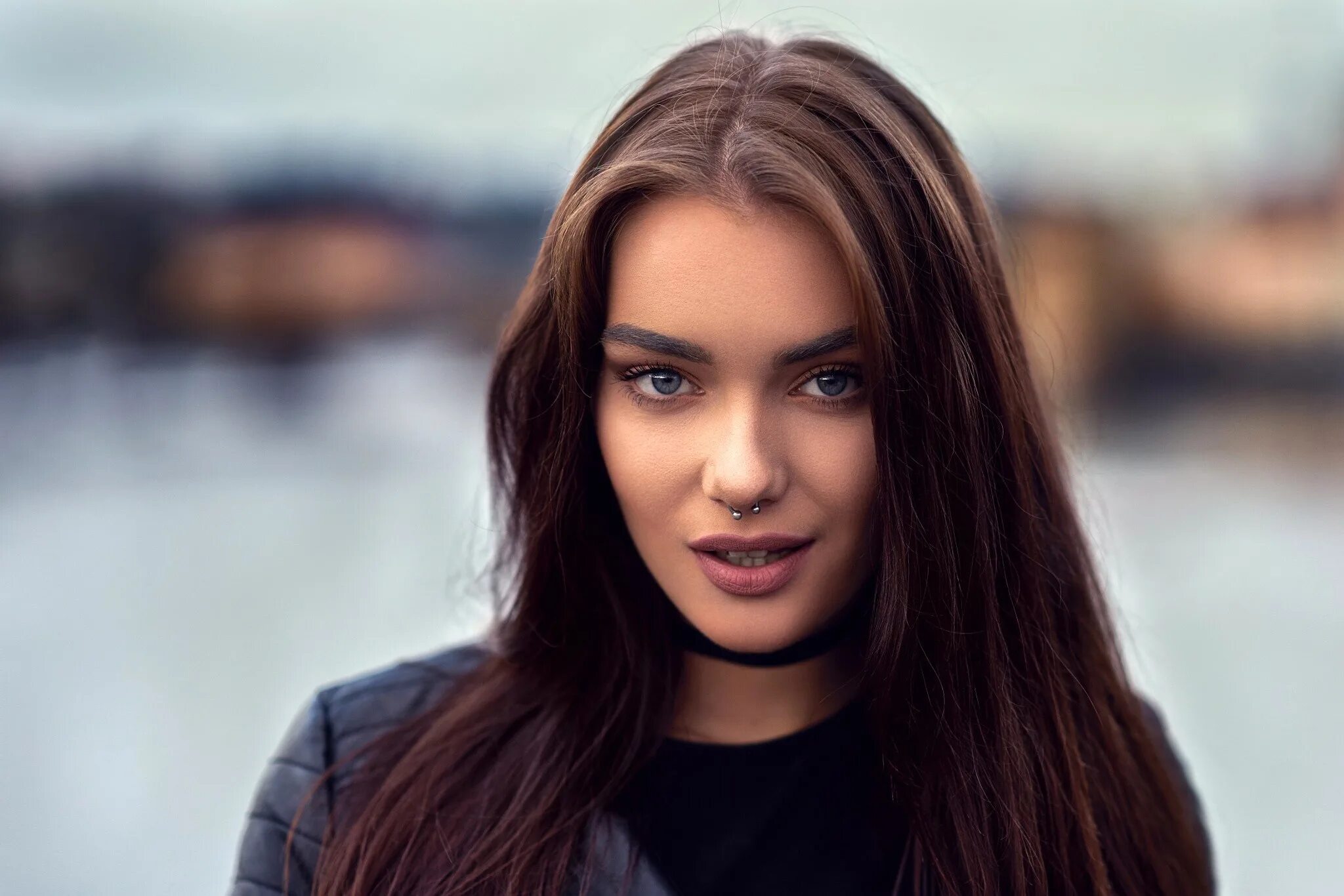 фотографический портрет. лицо девушки. красивые брюнетки. красивые брюнетки. девушка шатенка с голубыми глазами.