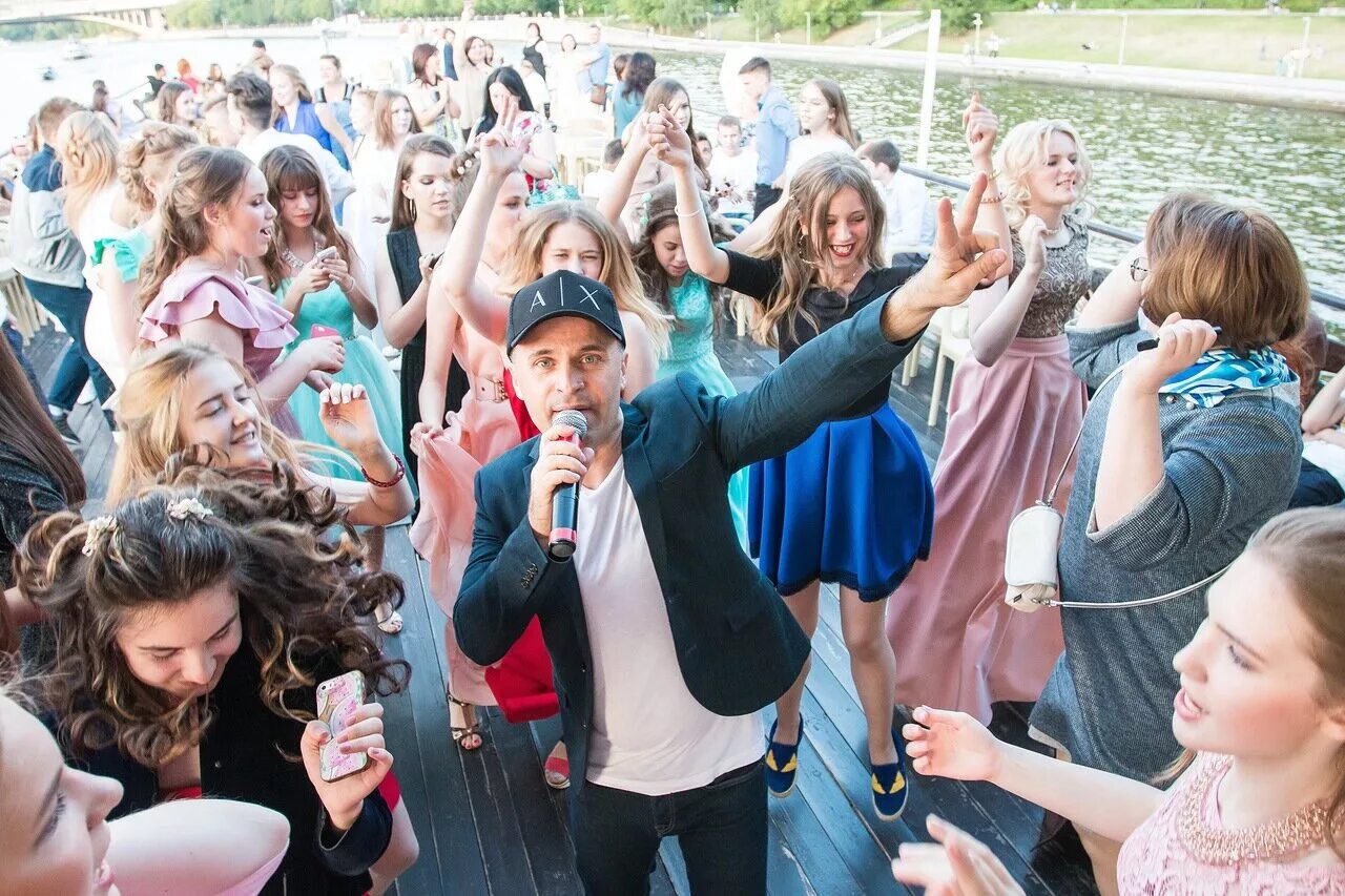 Названия выпускных. Красивые выпускники. Платье на выпускной 11. Выпускной 11 класс москва. Выпускной в стиле оскар.