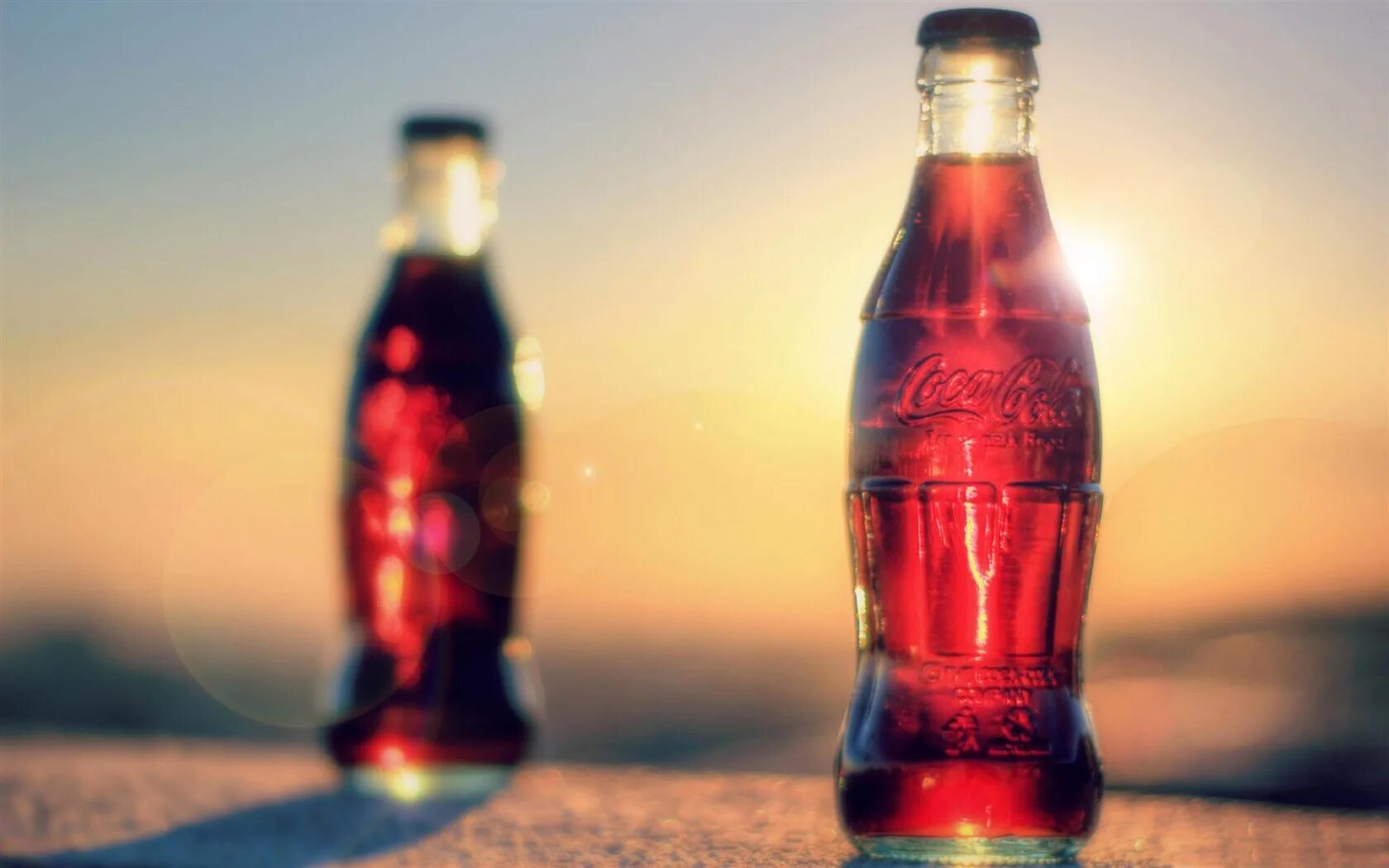 Бутылка фон. Кока кола. Кока кола HD. Бутылки фон. Стеклянные бутылки на природе.