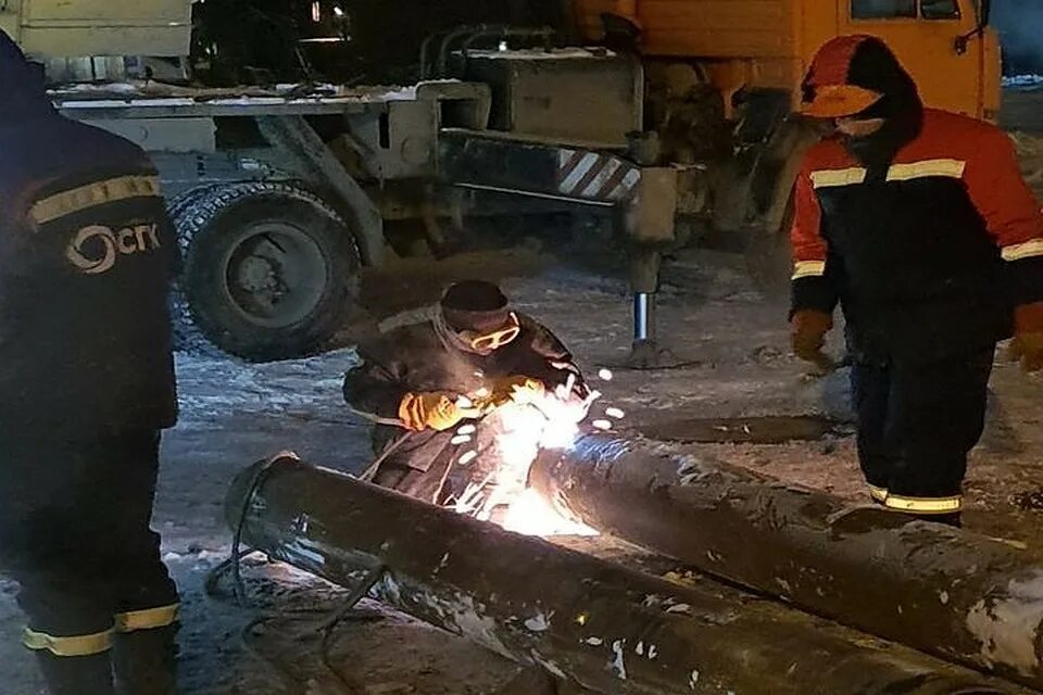 02. Порыв теплотрассы новосибирск. Теплотрасса новосибирск. Горячая вода. Порыв теплотрассы новосибирск.