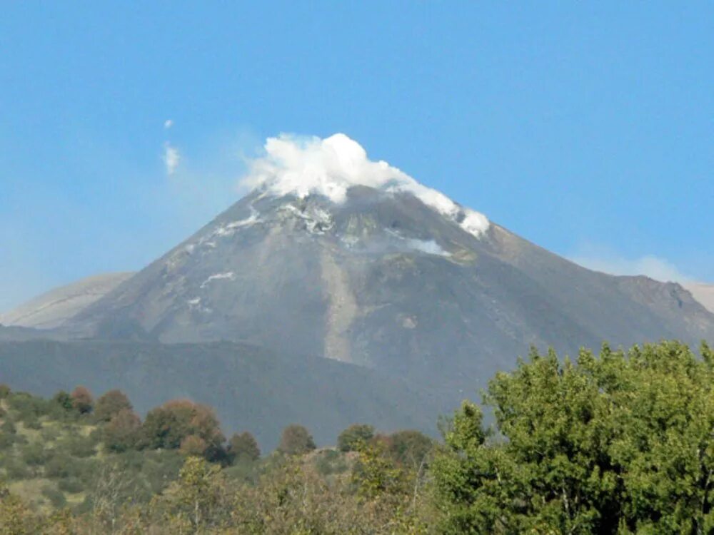 Где находится действующий вулкан этна. Гора Этна. Вулкан Этна. Гора Этна в Сицилии. Etna Италия гора.