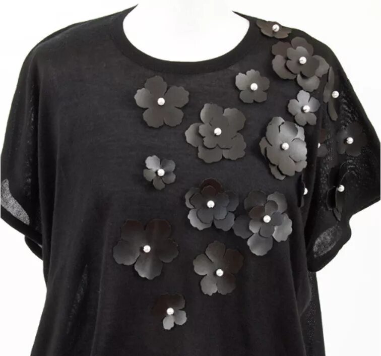 Декор одежды бусинами. Декоративная отделка одежды. Украшение одежды пуговицами. Необычный декор на одежде. Дизайнерское украшение одежды.