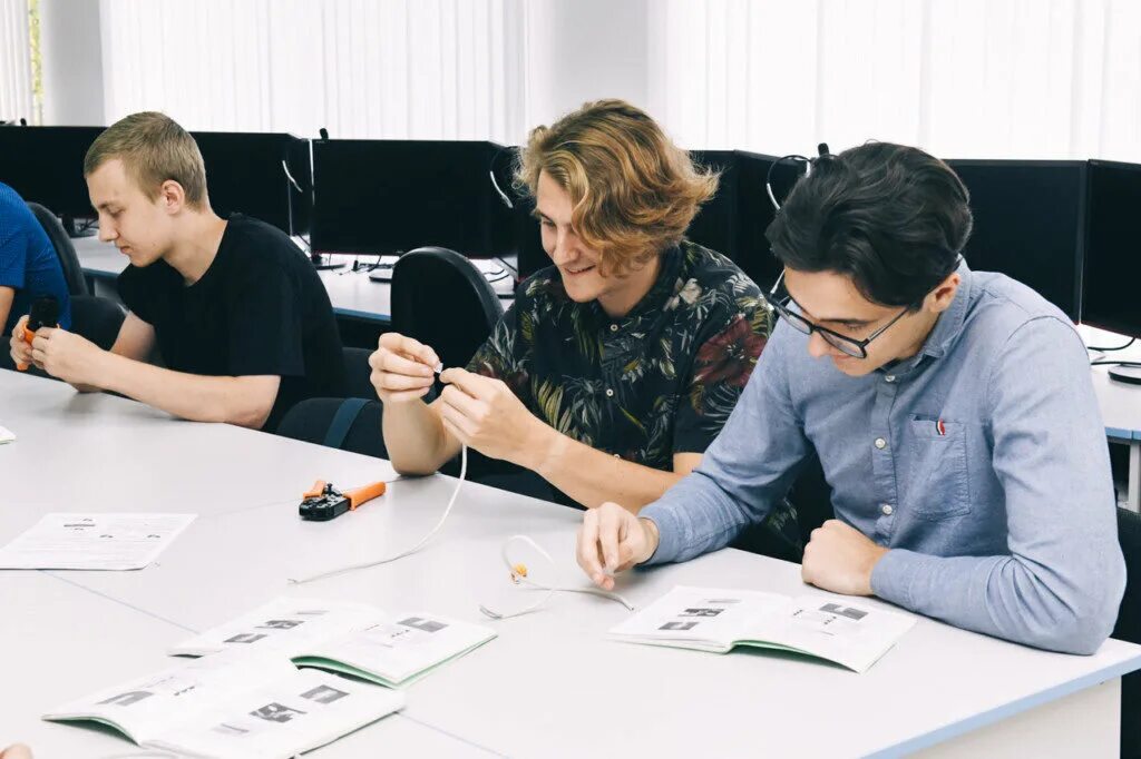 Профессиональные пробы в школе. Бизнес школа обучение. Кирикири невероятное обучение. Нао стом. Картинка канва молодежь.