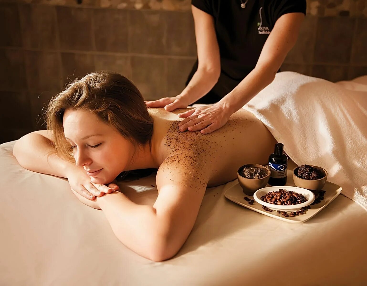 Молодая русская на массаже. Тайский массаж. Общий массаж тела. Массаж маме. Массаж спины.