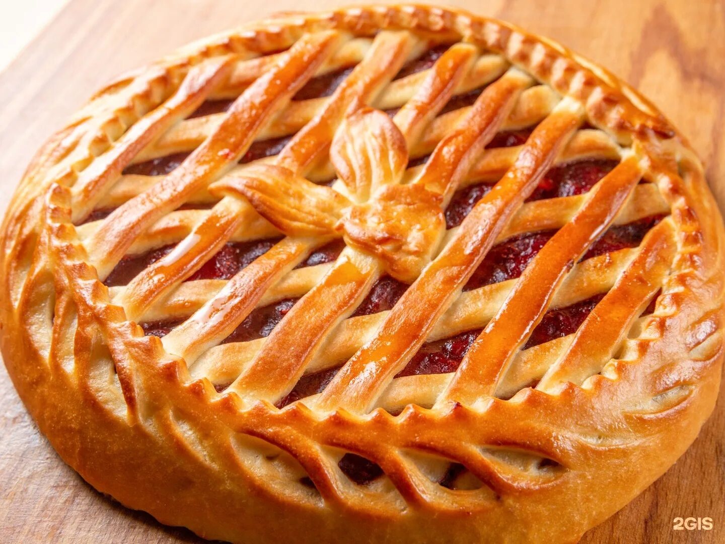 Пирог с яблоками из дрожжевого теста. Красивый пирог. Красивые пироги из дрожжевого теста. Украшение пирогов. Закрытые пироги из дрожжевого теста.