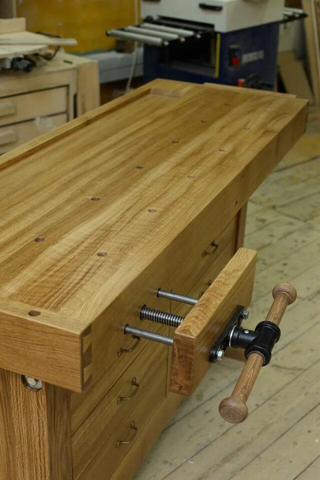 На верстаке лежит дубовая доска она. Блочный верстак woodworker. Столярные тиски для верстака своими руками. Верстак своими руками из дерева фото. Верстак из досок.