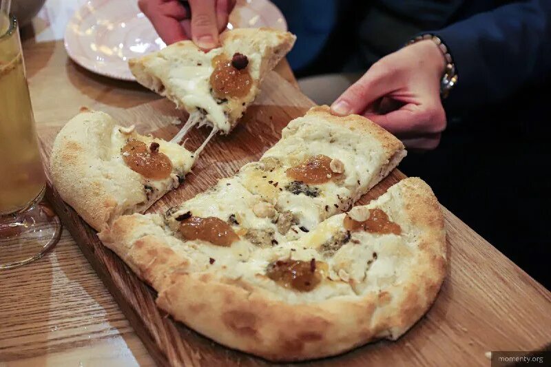 Ролик для пиццы. Где снимался клип lose control. Клип залипательно пицца где снимали. Zivert беверли хиллз. Клип залипательно пицца где снимали.