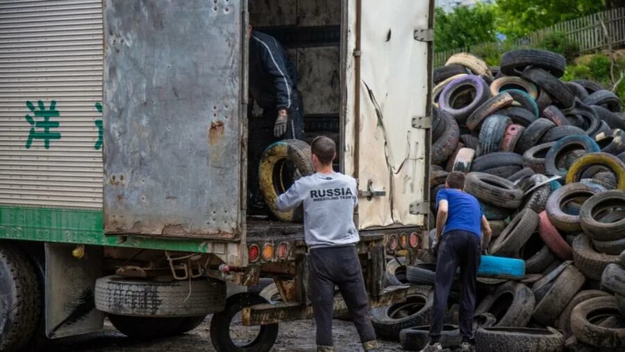 Вывоз шин на утилизацию. Вывоз покрышек. покрышки на контейнерной площадке.