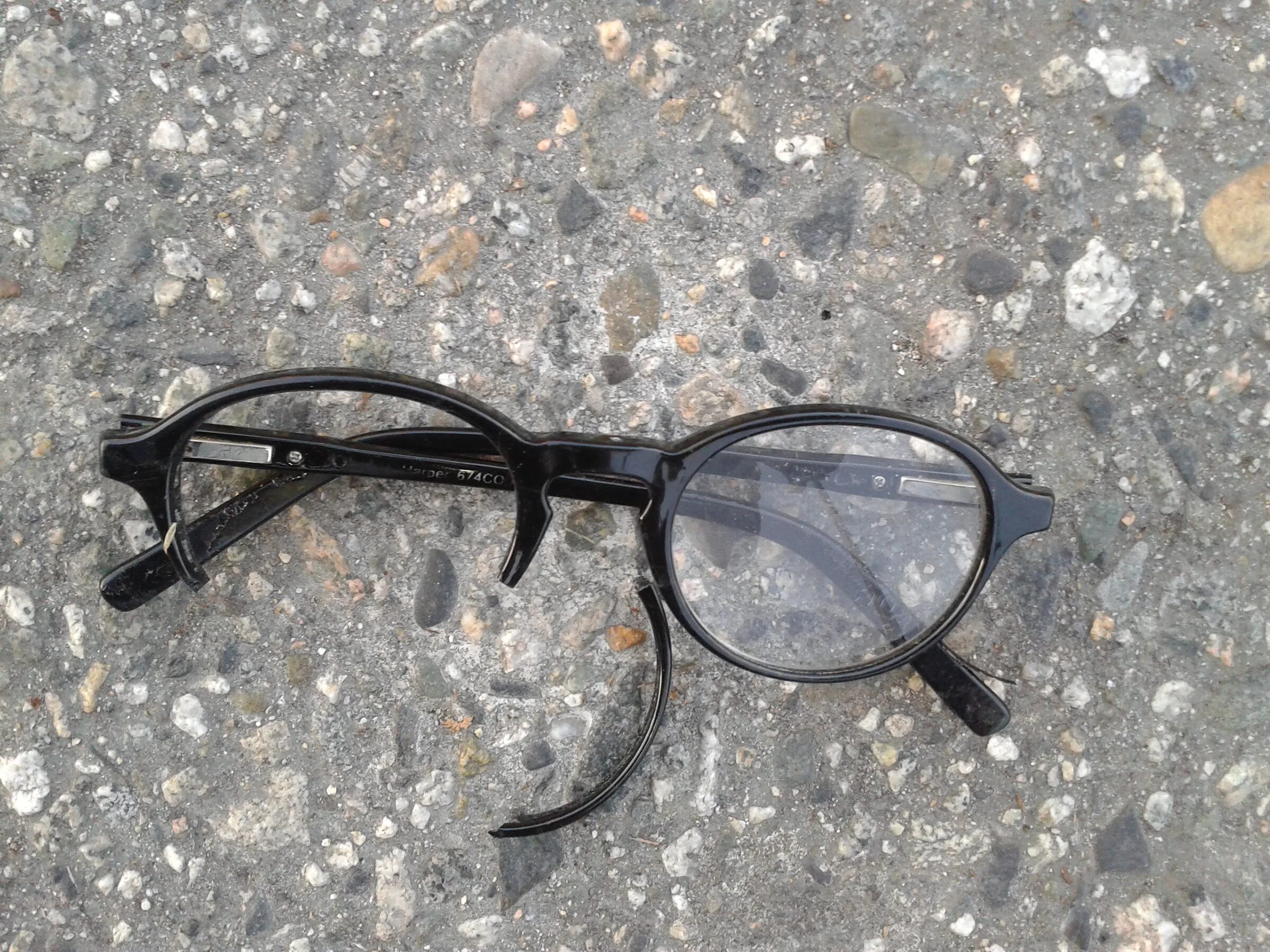 Разбили очко. Разбитые очки. Очки сломались. Треснутые очки. Поломанные очки.