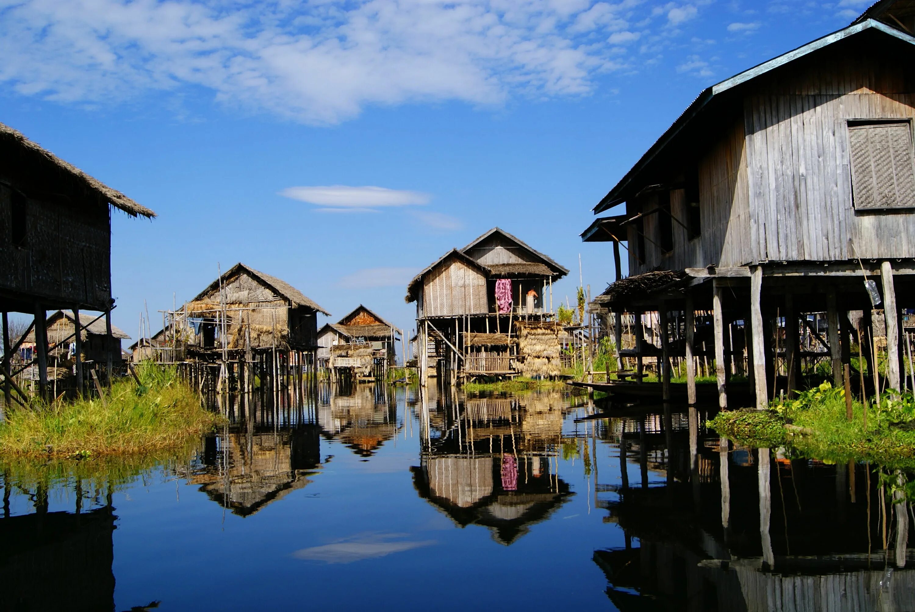 Water village. Озеро Инле Мьянма. Деревня на озере Инле. Дома на сваях Камбоджа Юго-Восточная Азия. Свайные жилища в Азии.