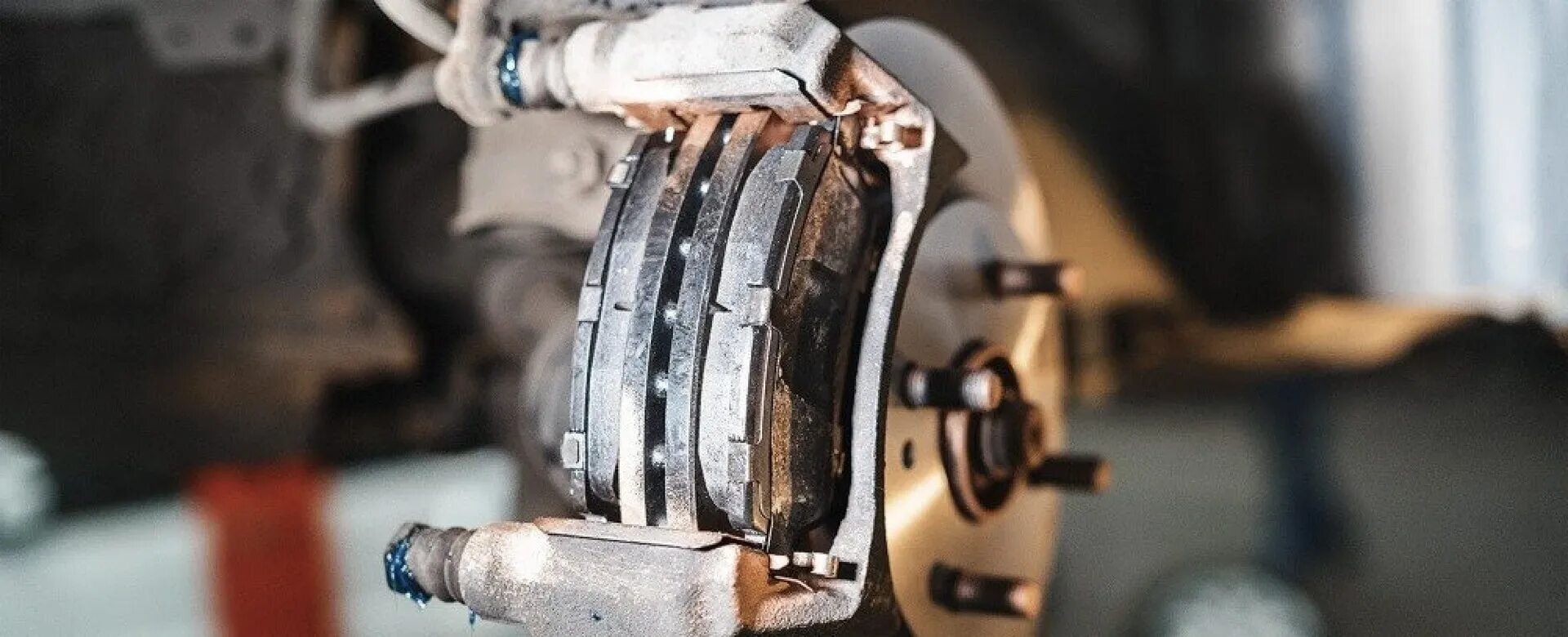 Замена колодок автомобиля. Дисковые тормозные колодки авто. Тормоза автомобиля. Колодки шевроле кобальт. Тормоза автомобиля.