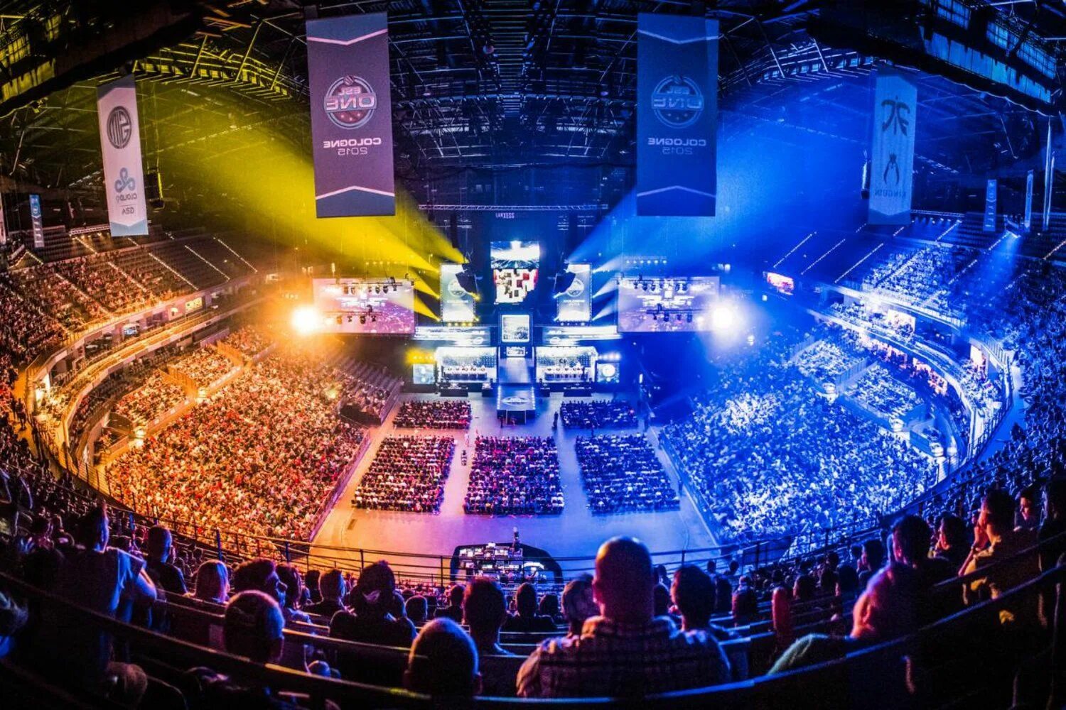 Gaming stadium. Игровая Арена киберспортивный турнир. ESL one Cologne 2018. Киберспорт Арена. ESL Cologne 2015.