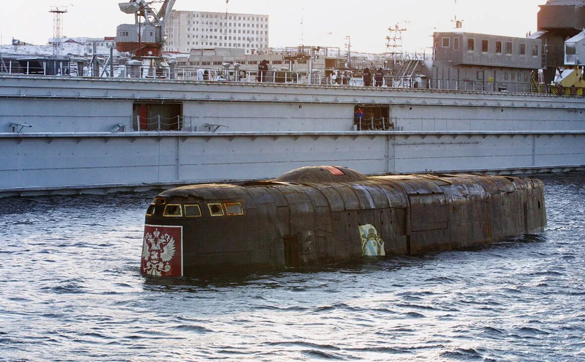 Почему не спасли подводников с курска. Подводная лодка к-141 «Курск». Курск АПЛ подлодка. Гибель АПЛ Курск. Курск 2000 подводная лодка.