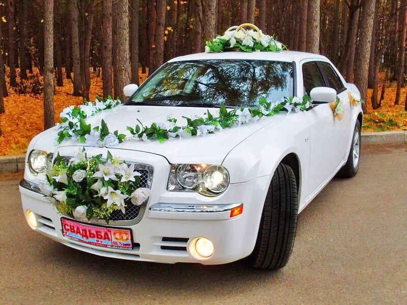 Авито свадебные машины. Chrysler 300c свадебный. свадебные украшения на машину. свадебные украшения лимузин. машина на свадьбу уфа.