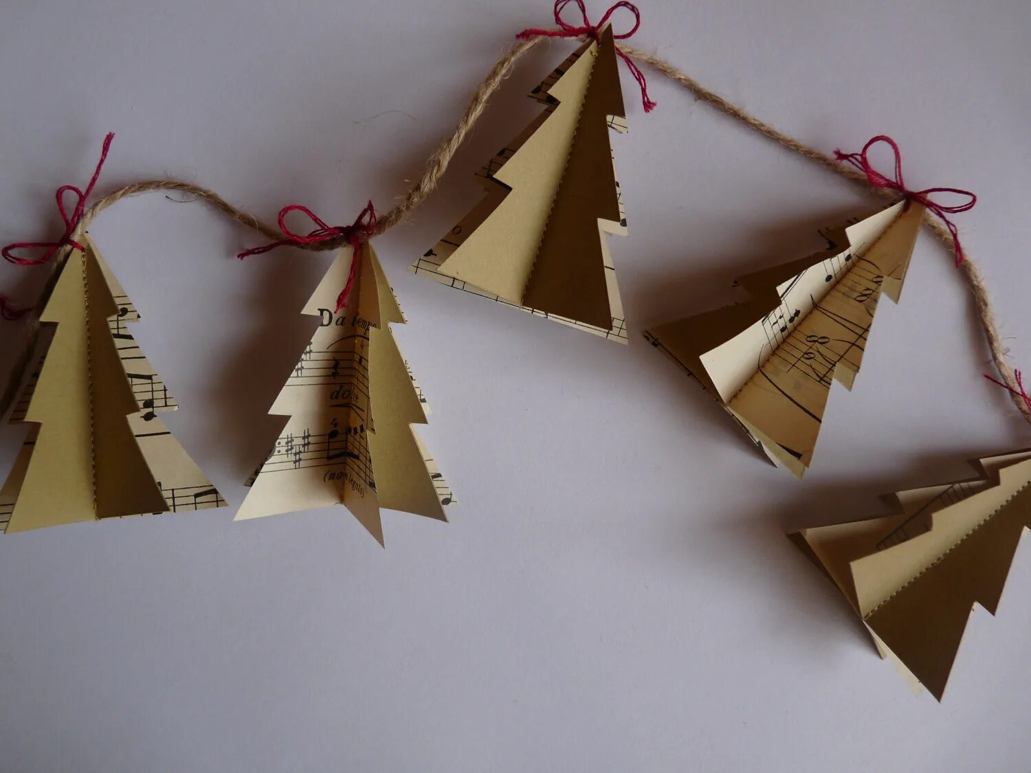 бумажный новый год. елка из картона. новогодные украшение из бумаги. оригами на новый гоооод. новогодние игрушки из бумаги.