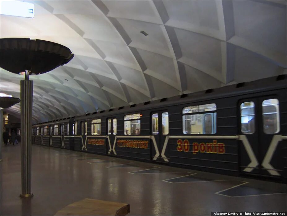 Станция метро южный вокзал харьков. Односводчатая станция метро глубокого заложения. Метро армейская. Поезд метро великие полководцы. Метро армейская.