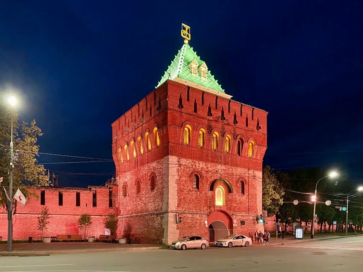 Какой кремль в нижнем новгороде. Нижний новгород дмитриевская башня. кремль нижний новгород дмитриевская башня. нижний новгород дмитровская башня кремля. дмитриевская башня нижний новгород 2025.