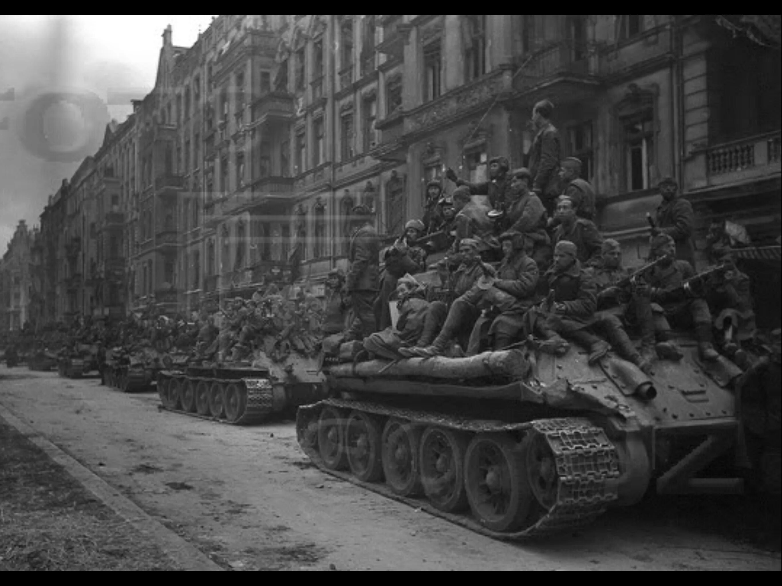 Русские войска взяли берлин в ходе. Т 34 85 штурм Берлина. Т-34 В Берлине в 1945. Победа Берлин 1945.
