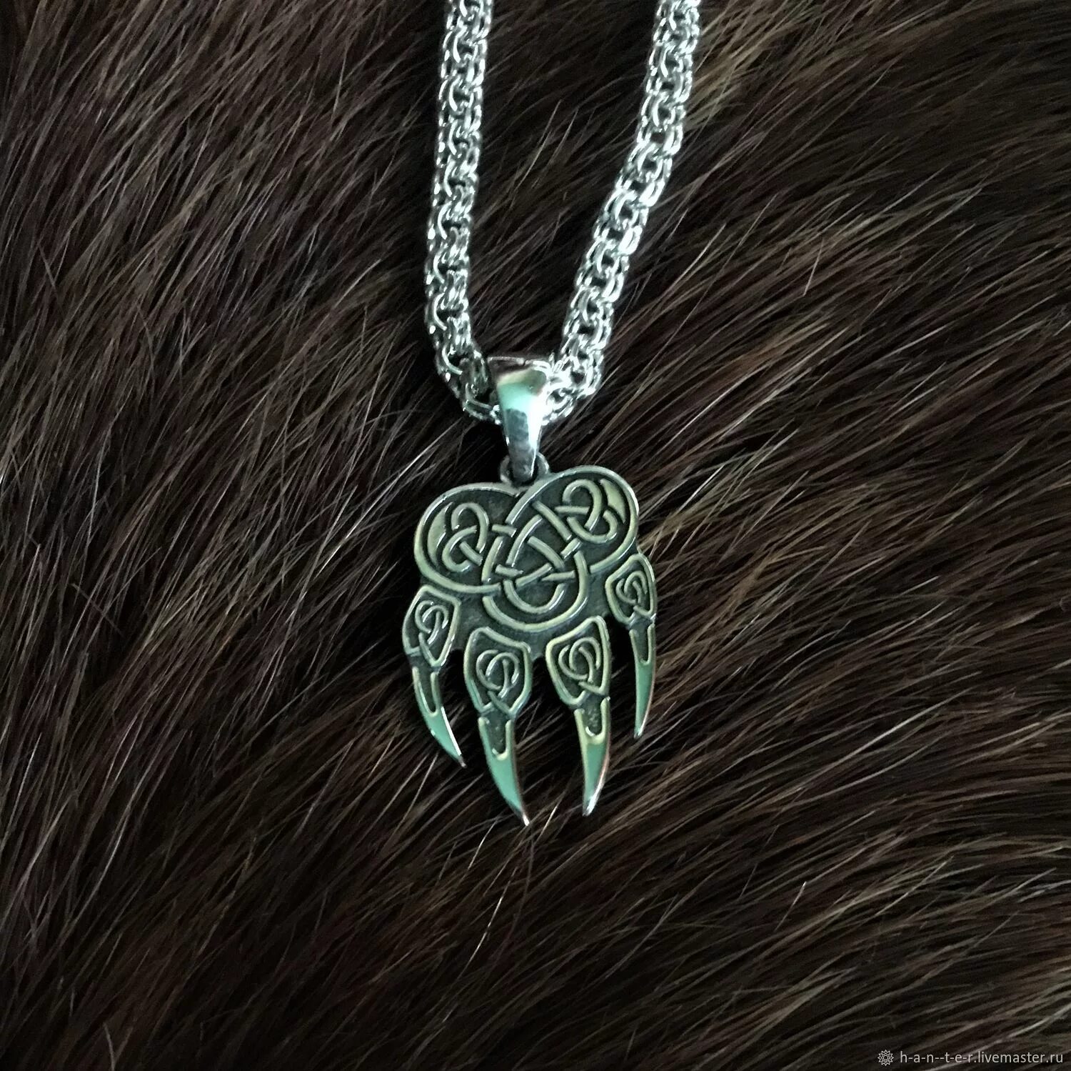 Кельтская волчья лапа. Славянский оберег лапа волка. Амулет велеса медвежья лапа. Волчья лапа значение. Перстень лапа волка.