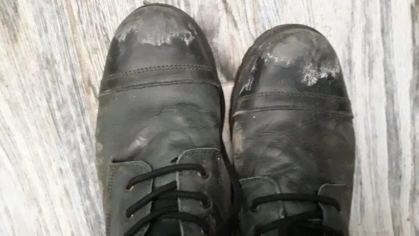 Разводы на замшевой обуви. Испорченная обувь от реагентов. Разводы на обуви. Соль на обуви. Испорченная обувь.