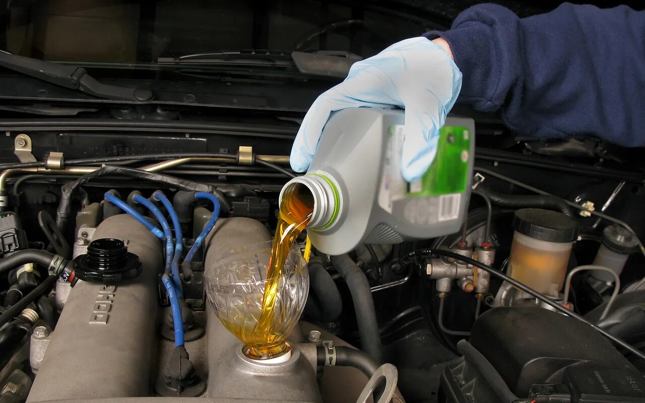 Киа рио 3 долив масла. Доливка масла. Моторное масло. Куда заливается масло в машине. Моторное масло двигатель.