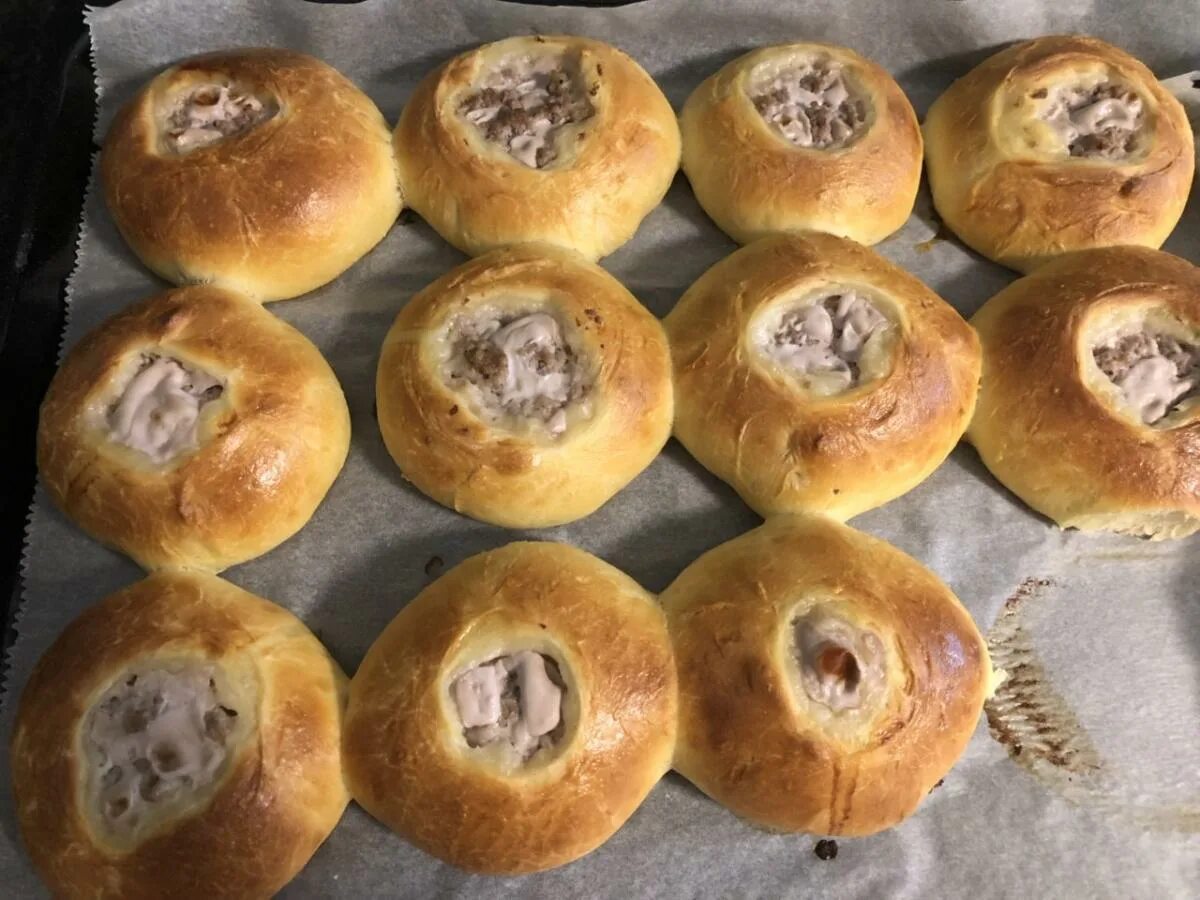 Беляш печеный. Беляши в духовке из дрожжевого теста. Беляши в духовке из дрожжевого. Беляши с мясом в духовке из дрожжевого теста. Беляши в тесте в духовке.