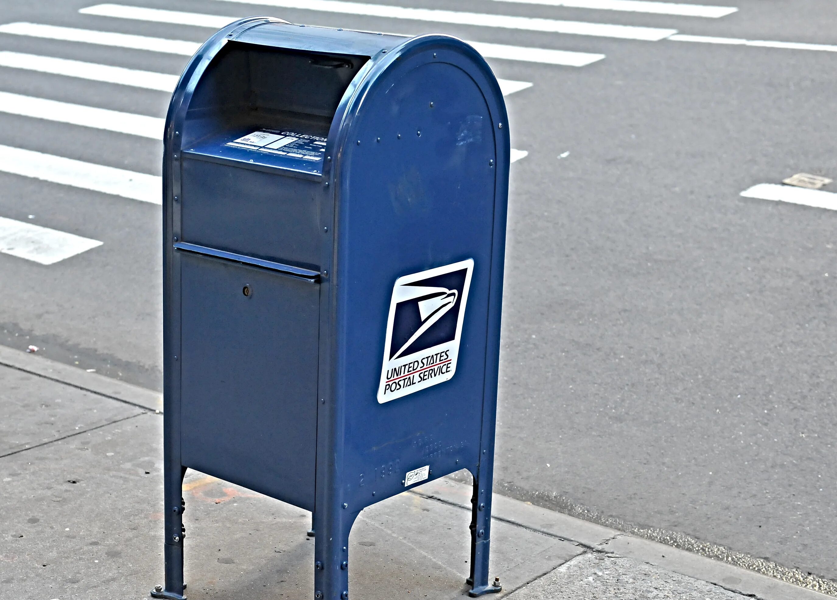 Где в россии самый высокий почтовый ящик. Почтовый ящик напольный. Большой почтовый ящик. Почтовый ящик на улице. Почтовый ящик большой уличный.