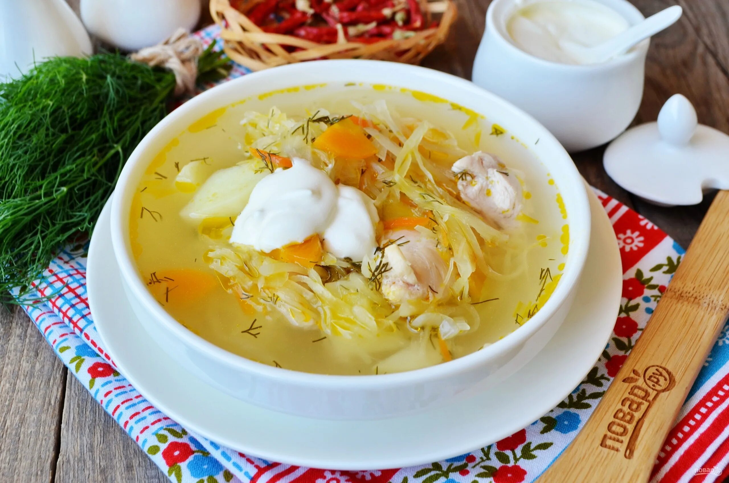 Суп щи с капустой из курицы. Суп с квашеной капустой и курицей и курицей. суп с квашеной капустой. капустница (суп). щи со сметаной.