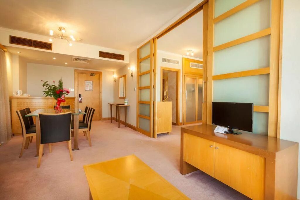 Crown beach hotel maldives 4 фото. Отель 4 звезды "horizon resort & spa". Аджман палас. Crown beach hotel. Crown beach hotel 4*.