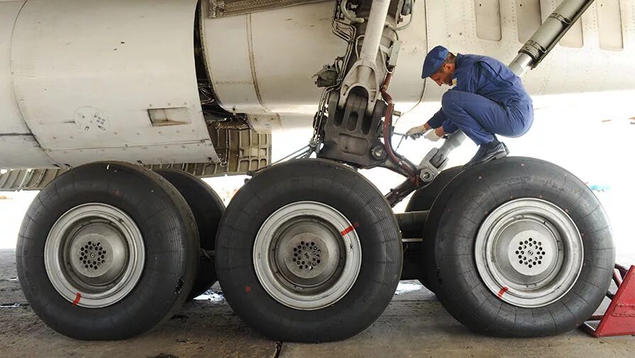 Шасси самолета а-400. Замена шасси. Замена шасси. Шасси ан-12. Колеса шасси ил-76.