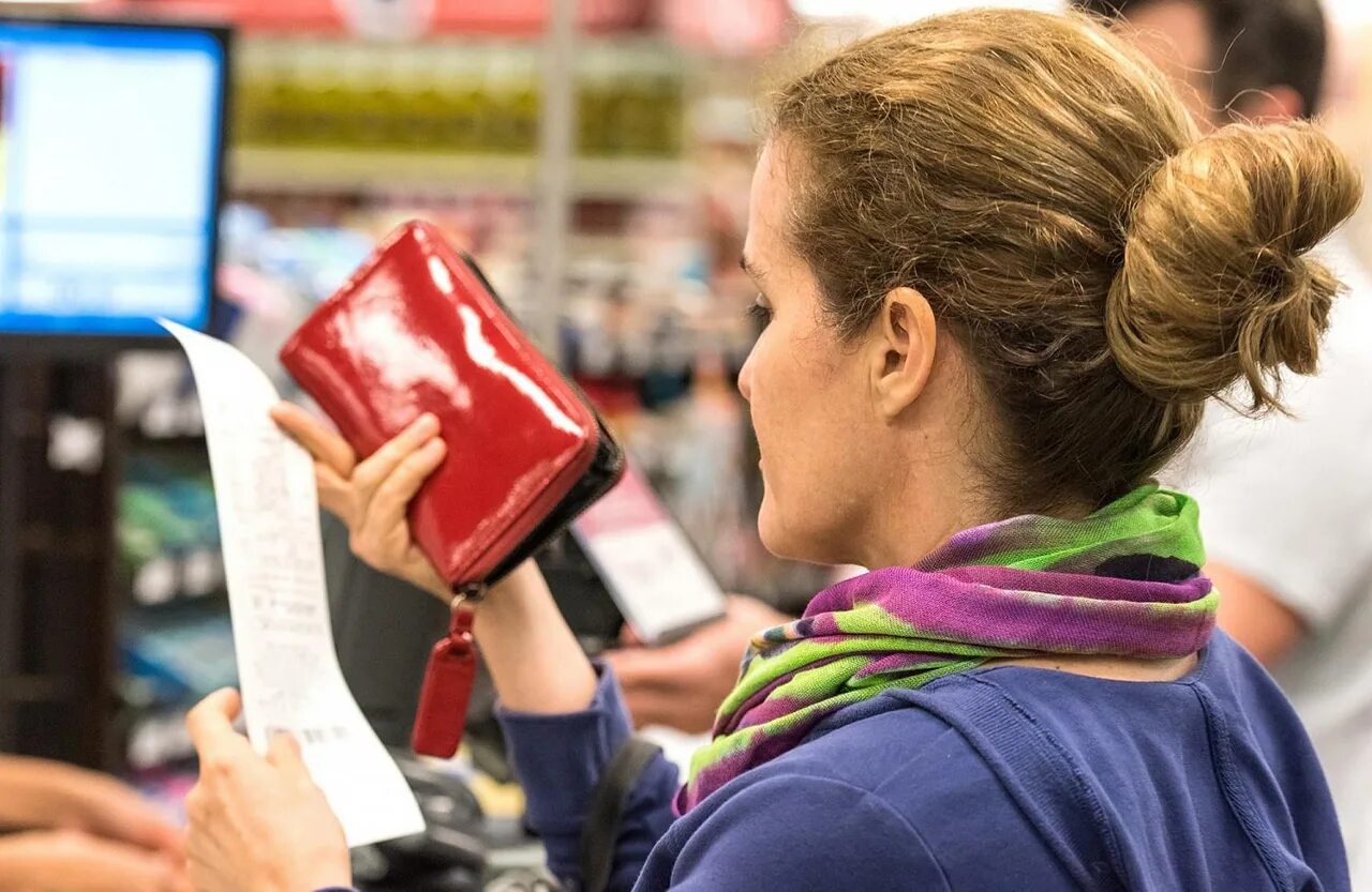 Много трачу на одежду. Девушка транжира. Тратить деньги. Человек с деньгами в руках. О женщина.