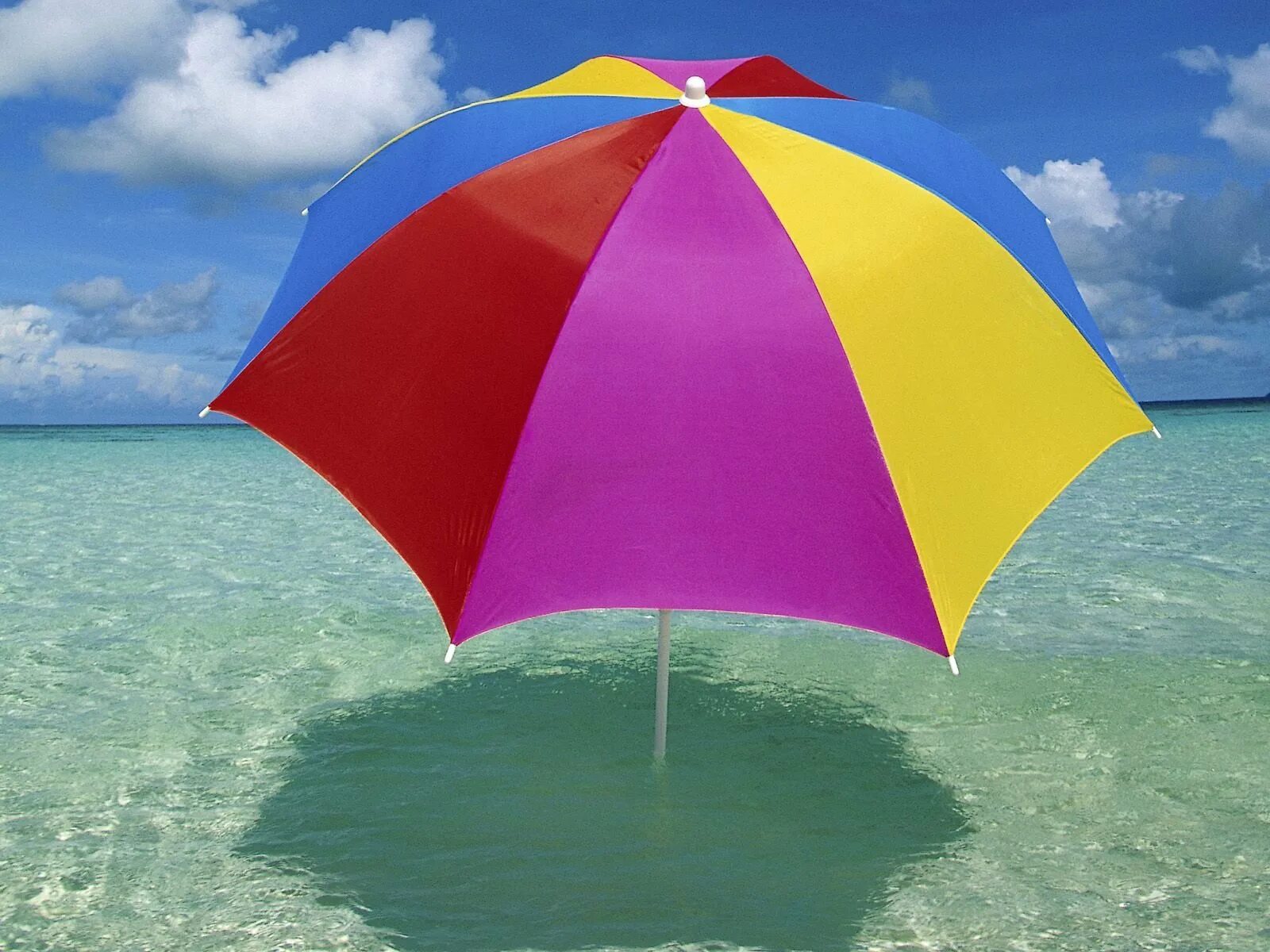Морской зонтик. Зонтик. Пляжный зонтик. Зонтик на пляже. Зонтики яркие.